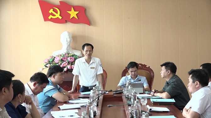 Đồng chí Vũ Văn Thịnh - Phó Hiệu trưởng - Giám đốc Trung tâm tuyển sinh giới thiệu việc làm trường Cao đẳng Than - Khoáng sản Việt Nam phát biểu tại Hội nghị