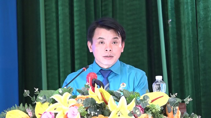Đồng chí Hà Văn Ca – Tỉnh ủy viên, Bí thư Huyện ủy, Chủ tịch HĐND huyện phát biểu tại Đại hội