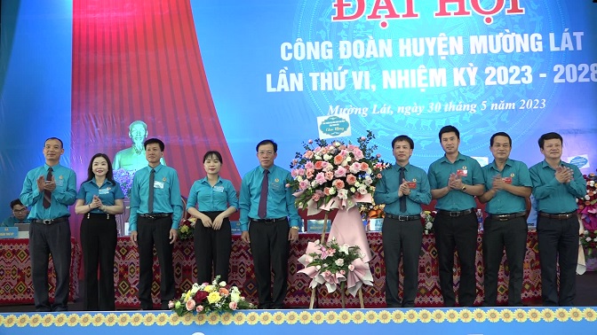 Lãnh đạo LĐLĐ tỉnh tặng hoa chúc mừng Đại hội