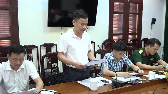 Thầy giáo Nguyễn Nam Sơn, Phó Hiệu trưởng trường THPT Mường Lát thông qua báo cáo tổng kết thi tuyển sinh vào lớp 10 THPT năm học 2022 - 2023 và tốt nghiệp THPT năm 2022