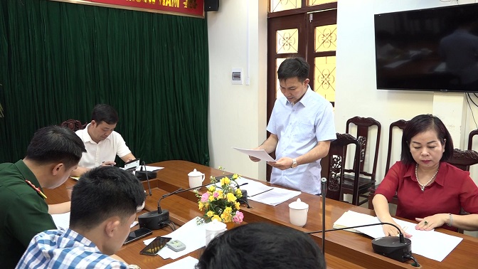 Thầy giáo Lê Văn Tùng, Phó Hiệu trưởng trường THPT Mường Lát thông qua phương án tổ chức kỳ thi tuyển sinh lớp 10 THPT năm 2023 - 2024 và tốt nghiệp THPT năm 2023