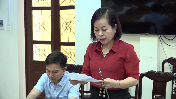 Đồng chí Nguyễn Thị Thuý, Phụ trách phòng GD-ĐT huyện thông qua Quyết định phân công nhiệm vụ cho các thành viên Ban Chỉ đạo các kỳ thi