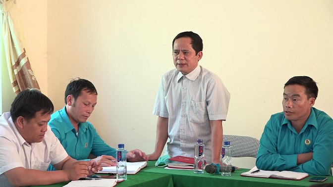 Bí thư chi bộ bản Hạ Sơn phát biểu thảo luận
