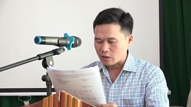 Đại diện Đảng uỷ Pù Nhi báo cáo kết quản công tác xây dựng đảng và hệ thống chính trị ở cơ sở của xã trước đoàn công tác