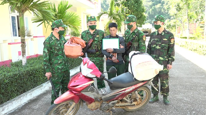 Đối tượng Giàng A Mang và tang vật thu giữ.
