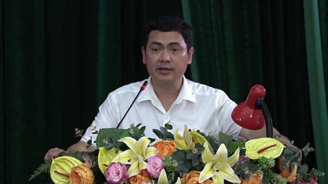 Đồng chí Triệu Minh Xiết – Phó Bí thư Thường trực Huyện ủy thông qua dự thảo báo cáo sơ kết giữa nhiệm kỳ thực hiện Nghị quyết Đại hội Đảng bộ huyện lần thứ VI, nhiệm kỳ 2020-2025