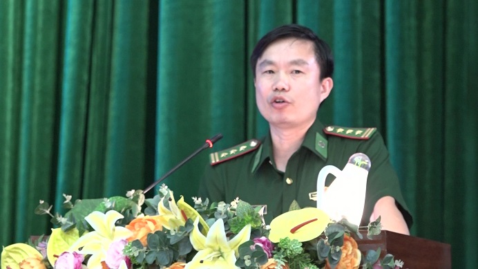 Đồng chí Lê Tiến Viên - Phó Chủ nhiệm Chính trị, Bộ chỉ huy Bộ đội Biên phòng tỉnh, phát biểu chỉ đạo tại hội nghị.