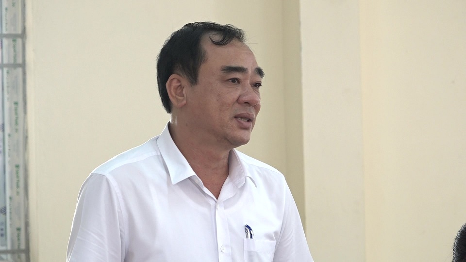 Đồng chí Hoàng Văn Dũng –TVHU, Phó Chủ tịch Thường trực UBND huyện phát biểu thảo luận.