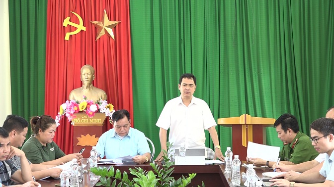 Đồng chí Triệu Minh Xiết, Phó Bí thư Thường trực Huyện ủy, Trưởng đoàn công tác kết luận và giao nhiệm vụ cho Đảng uỷ xã Mường Lý tại buổi làm việc