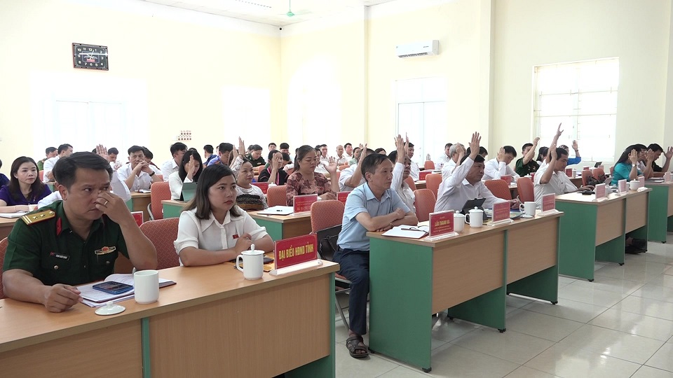 Đại biểu HĐND huyện biểu quyết thông qua Nghị quyết quan trọng của HĐND.