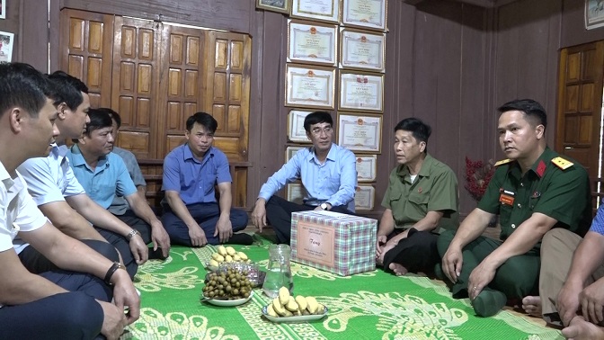 Đồng chí Nguyễn Ngọc Tiến thăm, động viên và tặng quà gia đình thương binh Lương Xuân Nguyện, trú tại bản Lát, xã Tam Chung