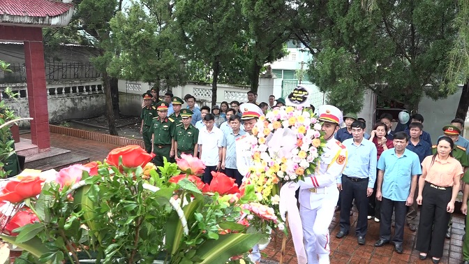Đồng chí Nguyễn Ngọc Tiến, Ủy viên Ban Thường vụ, Trưởng Ban Nội chính Tỉnh uỷ và các đồng chí lãnh đạo huyện dâng hương nghĩa trang liệt sỹ huyện Mường Lát