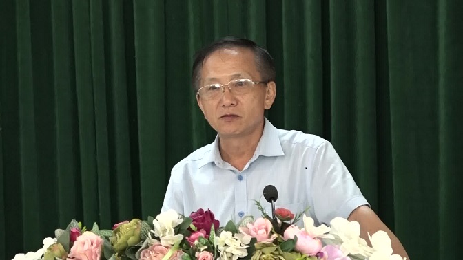 Đồng chí Lầu Thanh Va - Ủy viên BTV, Trưởng Ban Tuyên giáo Huyện ủy, Giám đốc Trung tâm Chính trị huyện phát biểu kết luận hội nghị.