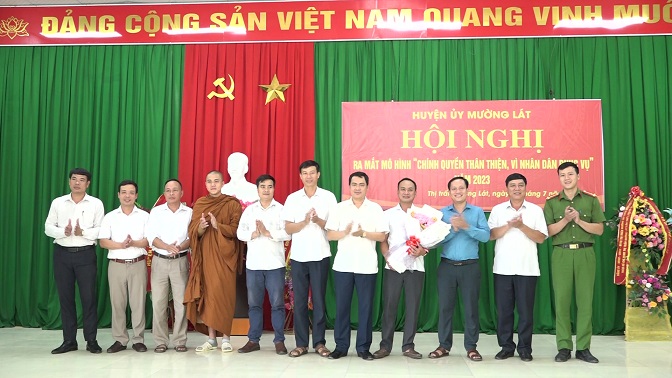 Đồng chí Triệu Minh Xiết, Phó Bí thư Thường trực Huyện uỷ tặng hoa Ban Chỉ đạo mô hình “Chính quyền thân thiện, vì Nhân dân phục vụ” thị trấn Mường Lát
