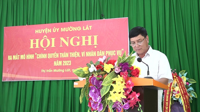 Đồng chí Lò Văn Đồng, Uỷ viên Ban Thường vụ Huyện uỷ, Trưởng Ban Dân vận Huyện uỷ, Chủ tịch MTTQ huyện phát biểu khai mạc Hội nghị