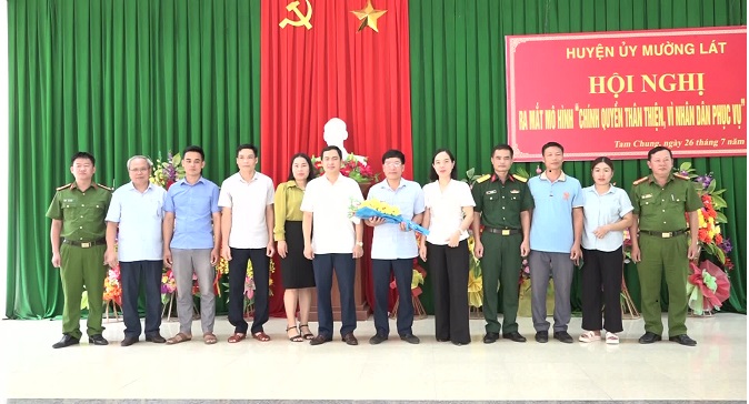 Đồng chí Triệu Minh Xiết - Phó Bí thư Thường trực Huyện uỷ tặng hoa Ban Chỉ đạo mô hình “Chính quyền thân thiện, vì Nhân dân phục vụ” xã Tam Chung