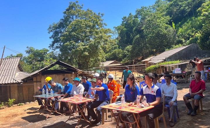 Các đại biểu tham dự buổi lễ khởi công