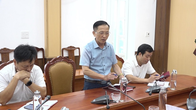 Đồng chí Lầu Thanh Va, Uỷ viên Ban Thường vụ, Trưởng Ban Tuyên giáo Huyện uỷ, Thành viên Tổ Biên tập tham gia ý kiến thảo luận