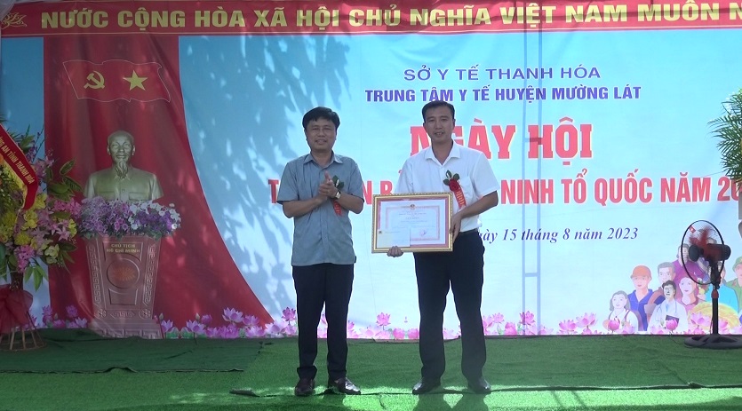 Tập thể Trung tâm Y tế được Giám đốc Công an tỉnh tặng Giấy khen