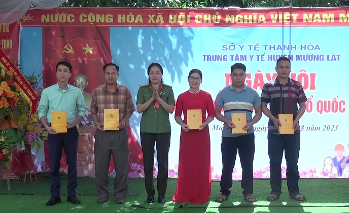 Nhiều cá nhân được Chủ tịch UBND huyện tặng Giấy khen, quà của Chủ tịch UBND tỉnh và Giám đốc Công an tỉnh