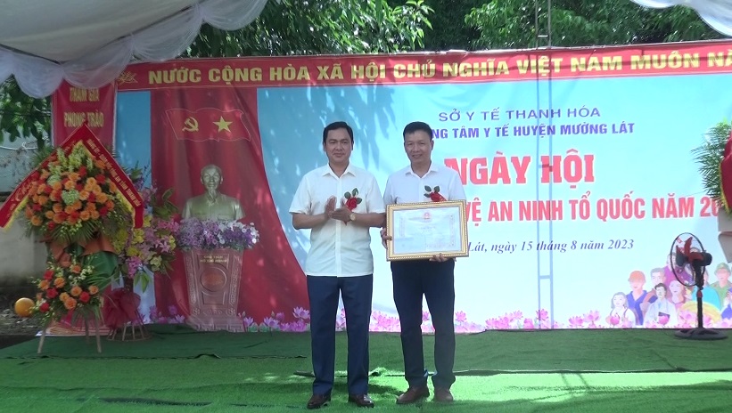 Thừa uỷ quyền, đồng chí Triệu Minh Xiết trao Bằng khen của Chủ tịch UBND tỉnh cho Bác sỹ CKII Hồ Văn Trọng