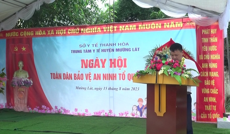 Bác sỹ CKII. Hồ Văn Trọng, Uỷ viên Ban Chấp hành Huyện uỷ, Giám đốc Trung tâm Y tế huyện thông qua diễn văn kỷ niệm