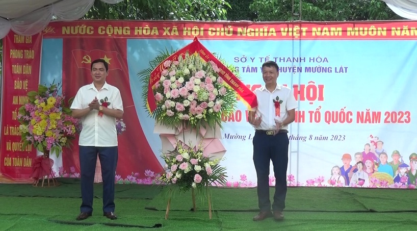Đồng chí Triệu Minh Xiết, Phó Bí thư Thường trực Huyện uỷ tặng lãng hoa chúc mừng