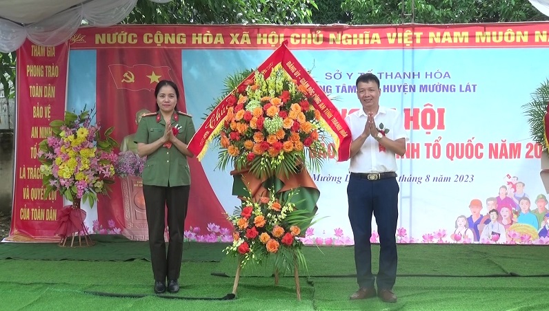 Đại diện Công an tỉnh tặng lãng hoa chúc mừng