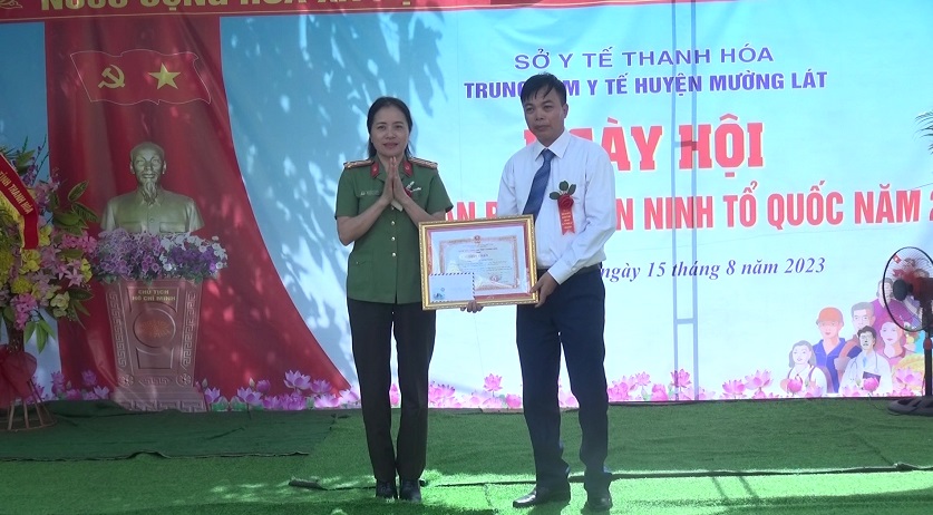 Cá nhân đồng chí Lê Đình Toàn được Giám đốc Công an tỉnh tặng Giấy khen