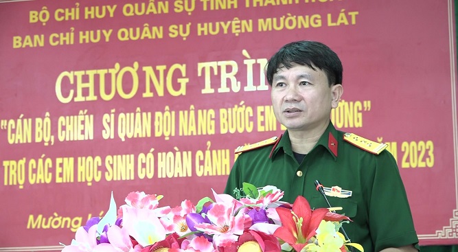 Thượng tá Lê Thanh Hải, Chính trị viên Ban Chỉ huy Quân sự huyện Mường Lát thông qua Kế hoạch của Dự án.
