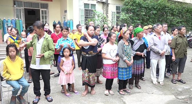 Bệnh nhà và người nhà bệnh nhân tập trung trước sảnh Bệnh viện để nhận bữa sáng