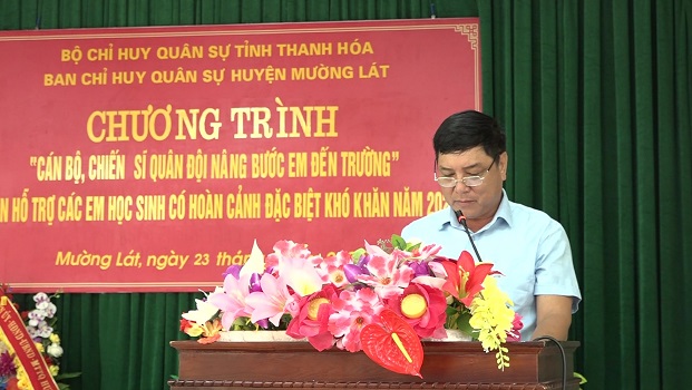 Đồng chí Lò Văn Đồng, Uỷ viên Ban Thường vụ, Trưởng Ban Dân vận Huyện uỷ, Chủ tịch Uỷ ban MTTQ huyện Mường Lát phát biểu tại buổi lễ.