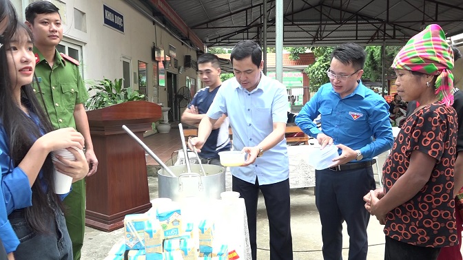 Phó Bí thư Thường trực Huyện uỷ Triệu Minh Xiết cùng các đồng chí lãnh đạo và các tình nguyện viên đã phát các suất ăn sáng cho người bệnh và người nhà bệnh nhân tại Bệnh viện Đa khoa Mường Lát