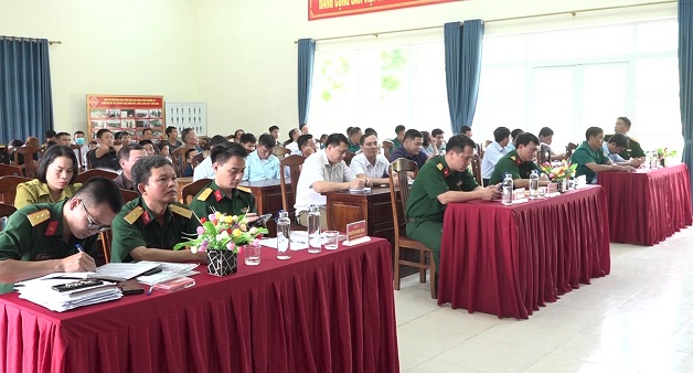 Các đại biểu và học sinh tham dự buổi lễ.