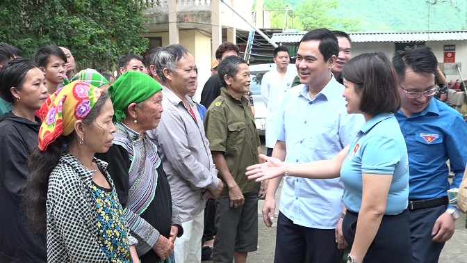 Đồng chí Triệu Minh Xiết, Phó Bí thư Thường trực Huyện ủy hỏi thăm sức khoẻ và động viên tinh thần người bệnh