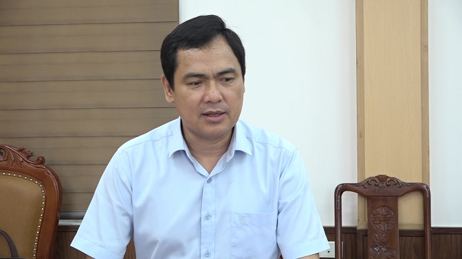 Đồng chí Triệu Minh Xiết - Phó Bí thư Thường trực Huyện ủy báo cáo đánh giá tình hình nhiệm vụ tháng 8; triển khai nhiệm vụ tháng 9 năm 2023