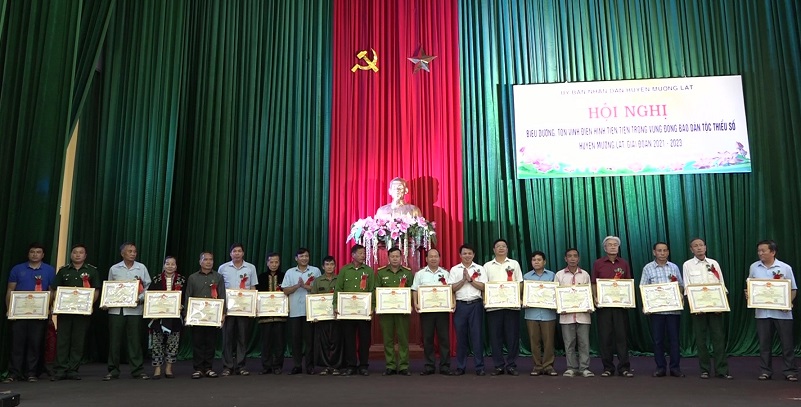 Các cá nhân điển hình tiên tiến trong đồng bào dân tộc thiểu số, giai đoạn 2021 - 2023 được Chủ tịch UBND huyện khen thưởng.