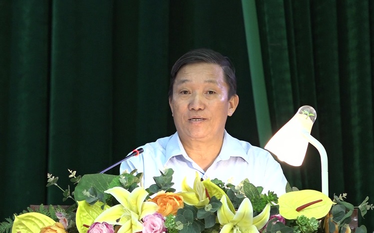 Ông Lầu Minh Pó, người có uy tin tại bản Pù Toong, xã Pù Nhi phát biểu tham luận tại Hội nghị.