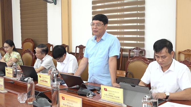 Đồng chí Lò Văn Đồng, Uỷ viên Ban Thường vụ, Trưởng Ban Dân vận Huyện uỷ, Chủ tịch Uỷ ban MTTQ huyện phát biểu thảo luận tại phiên họp