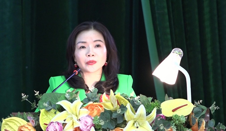 Đồng chí Trương Thị Huyên, Trưởng phòng Dân tộc huyện Mường Lát thông qua báo cáo đánh giá kết quả và sự đóng góp những điển hình tiên tiên trên địa bàn huyện, giai đoạn 2021 - 2023.