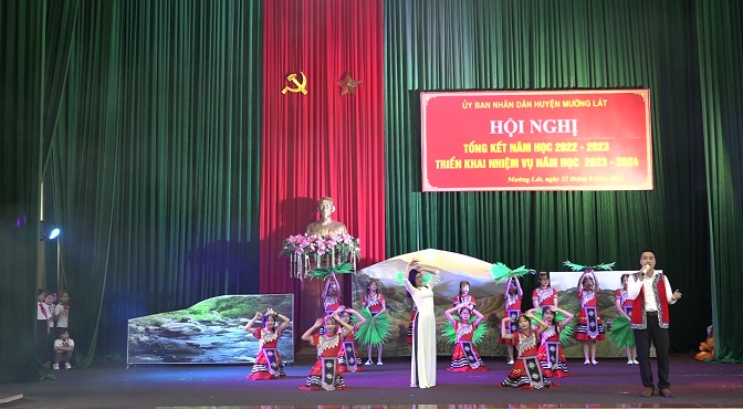 Tiết mục văn nghệ chào mừng Hội nghị.