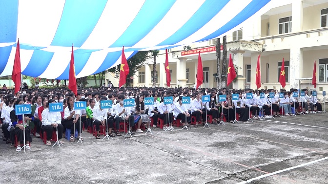 Đông đủ học sinh nhà trường tham dự buổi lễ khai giảng năm học mới.