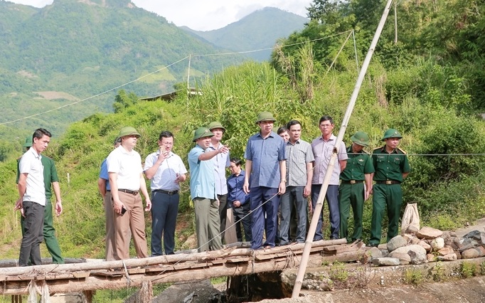 Phó Chủ tịch UBND tỉnh Lê Đức Giang kiểm tra cầu tràn giao thông bản Na Tao đi bản Cơm, xã Pù Nhi.