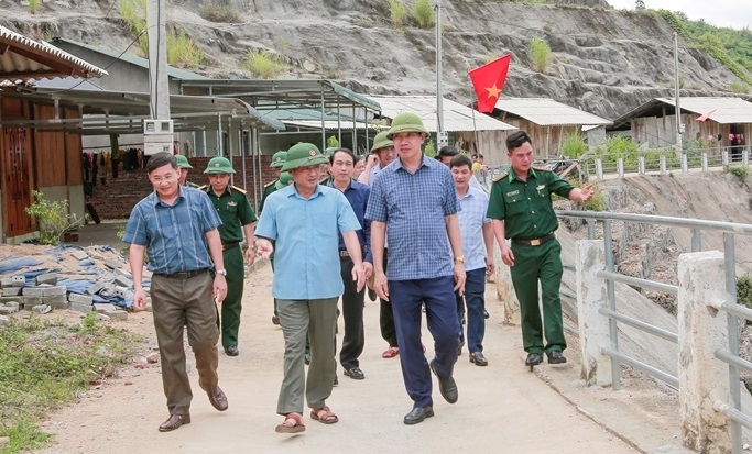 Phó Chủ tịch UBND tỉnh Lê Đức Giang công tác đến kiểm tra khu tái định cư bản Nà Ón, xã Trung Lý.
