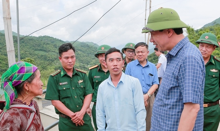Phó Chủ tịch UBND tỉnh Lê Đức Giang hỏi thăm người dân trong khu tái định cư bản Nà Ón, xã Trung Lý.