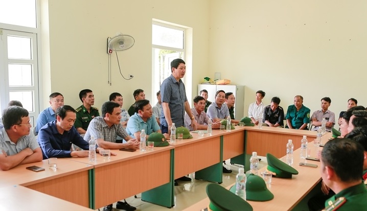 Phó Chủ tịch UBND tỉnh Lê Đức Giang phát biểu với các hộ dân bản Suối Lóng, xã Tam Chung.