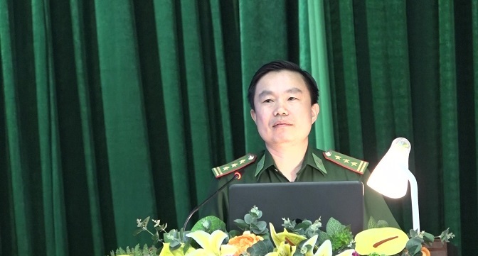 Đồng chí Thượng tá Lê Tiến Viên, Phó Chủ nhiệm Chính trị - Bộ Chỉ huy Bộ đội Biên phòng tỉnh truyền đạt kỹ năng, nghiệp vụ công tác dân vận của đội ngũ cán bộ ở khu vực biên giới trong tình hình mới.