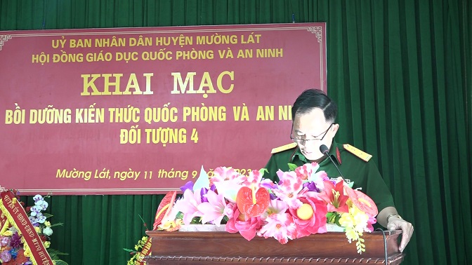 Trung tá Hoàng Văn Cương, Phó Chỉ huy trưởng - Tham mưu trưởng Ban CHQS huyện thông qua các quyết định tại buổi lễ