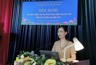 Đồng chí Nguyễn Thị Hiền, Chuyên viên phòng Quản lý thông tin - Báo chí - Xuất bản truyền đạt vấn đề tảo hôn và hôn nhân cận huyết thống.