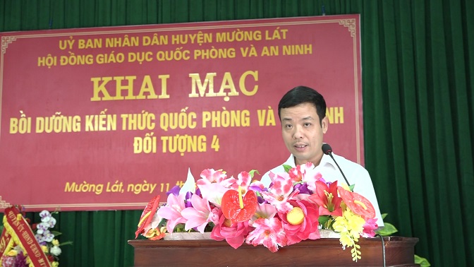 Đồng chí Mai Xuân Giang, Huyện ủy viên, Phó Chủ tịch UBND huyện, Chủ tịch Hội đồng GDQP&AN huyện phát biểu khai mạc và giao nhiệm vụ cho lớp học.